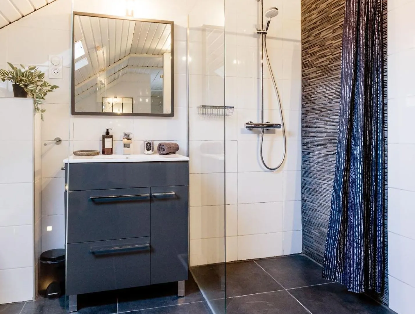 Hidden Gem Penthouse Sauna & Jacuzzi-Heart Of City Budapest Apartment