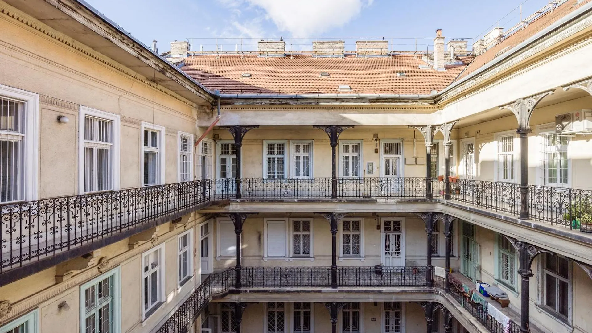 Hidden Gem Penthouse Sauna & Jacuzzi-Heart Of City Budapest 0*,  Hungary