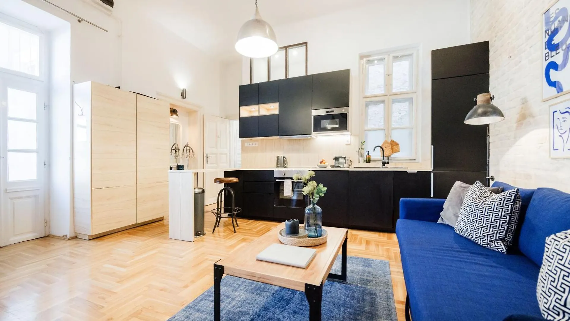 Hidden Gem Penthouse Sauna & Jacuzzi-Heart Of City Budapest Apartment
