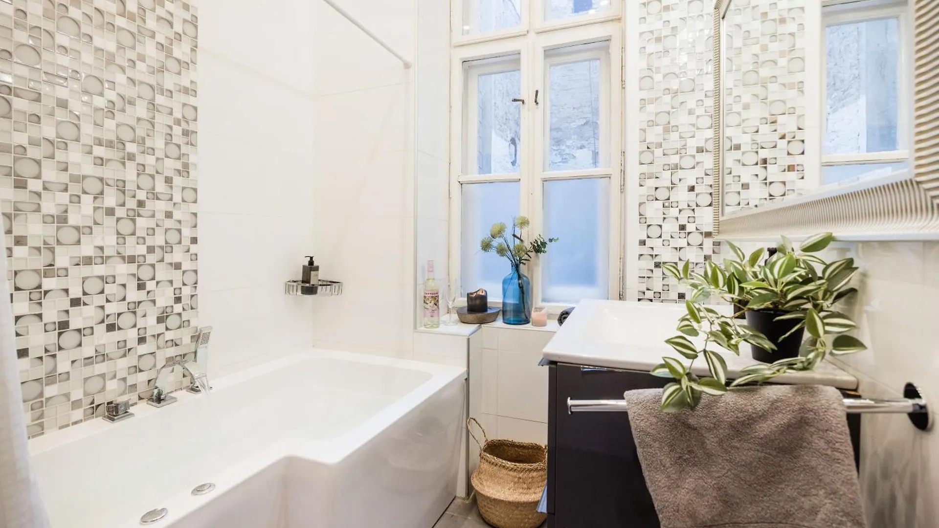 Hidden Gem Penthouse Sauna & Jacuzzi-Heart Of City Budapest Hungary
